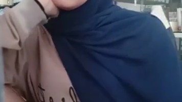 Jilbab Cute Nakal Ngangkang Pamer Selangkangan