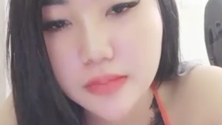 Miyuki Remas Nenen Sambil Rebahan